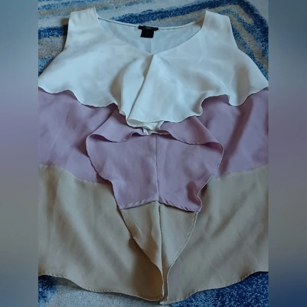 Ann Taylor Petite Tiered Ruffled Blouse💜✨️ - Picture 4 of 8